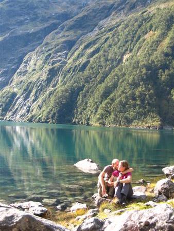 Zwei Oesterreicher knutschen am Bergsee