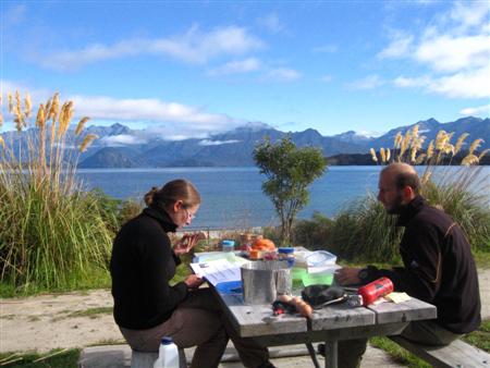 Gemuetliches Fruehstueck am See