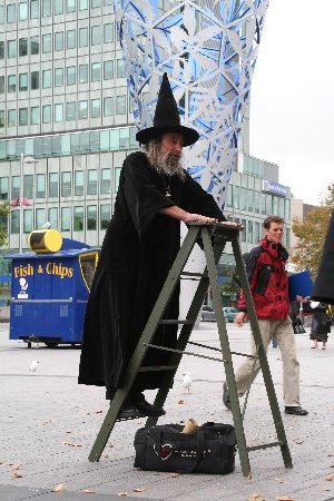Der Wizard durchbohrt das Publikum mit seinem Blick