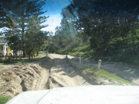 so faengst gleich mal an - ohne Asphalt, eher tiefer Sand