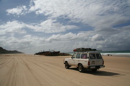 Diesmal keine Autowracks am Strassenrand, sondern Schiffswracks am Strand
