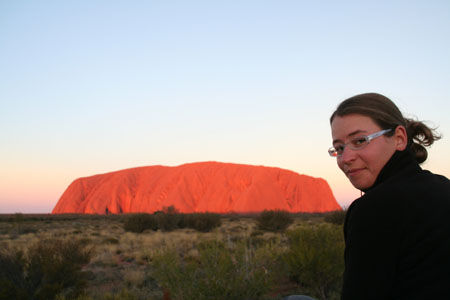 Dani und ein roter Stein bei Sunset