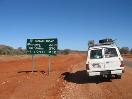 Der Start der Tanami Road ist noch asphaltiert