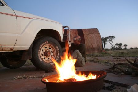 Echt romantisch, das Reifenkleben am Lagerfeuer