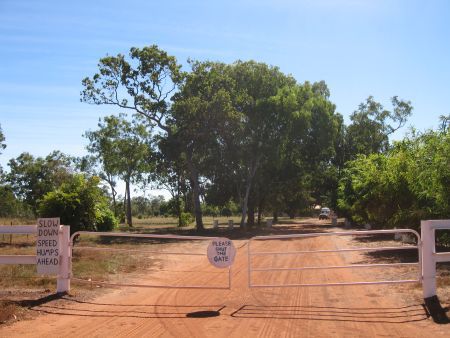 Gate zur Drysdale River Station: Home of the famous Kimberley-Burger