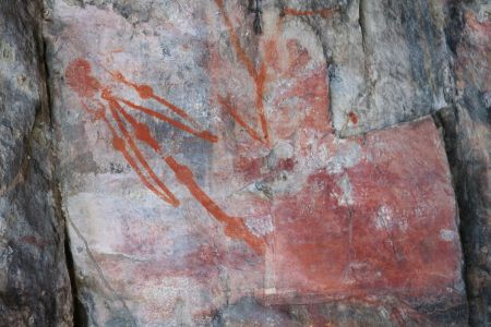 Geschwollene Gelenke bei diesem Maenchen am Ubirr Rock - das blueht einem, wenn man Malereien beschaedigt oder heilige Staetten stoert