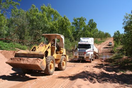 Gewusst wie, dann kriegt man auch einen Roadtrain ausm Schlamm