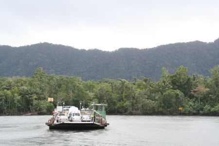 so gings mit der Faehre wieder ueber den Daintree River