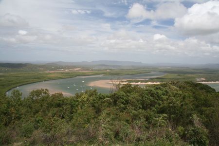 Blick ueber Cooktown in den Mund des Endeavour River