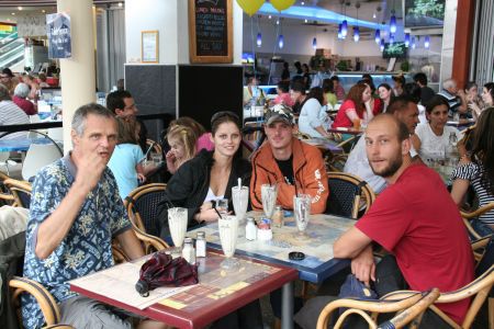 Peter, Patricia, Shane und Muck beim Eiskaffee in Surfers