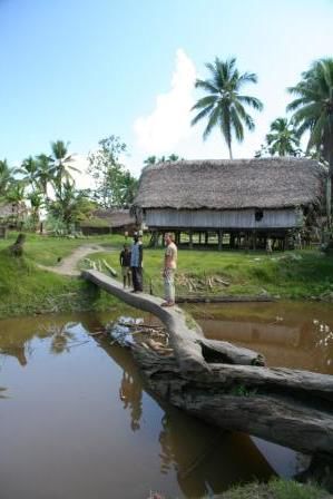 Fuehrung durch Yambon Village