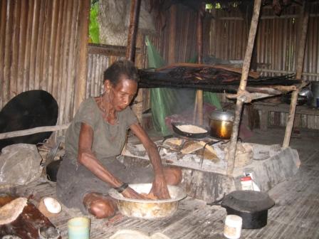 Sago-Brot wird am offenen Feuer gebacken