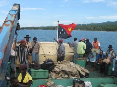 PNGs Flagge bei der Abfahrt in Wewak
