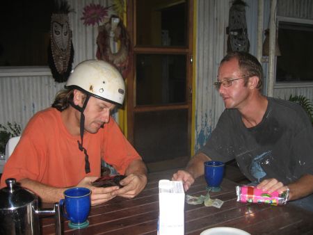 Urs (mit Helm) und Dietmar geschafft vom Bootstreichen