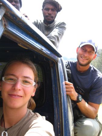 Die Dame sitzt schoen komfortabel, waehrend der Herr auf der Ladeflaeche durchgeschuettelt wird.