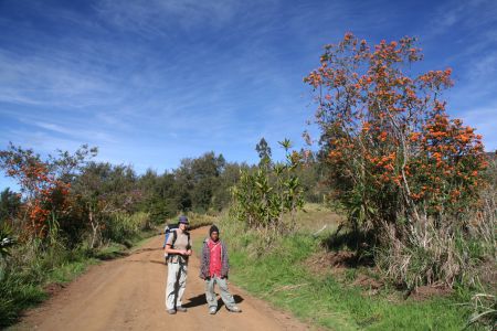 Dani und William am Weg zum Berg