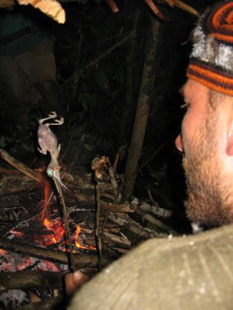 hier grillt man keine Wurst am Spiess