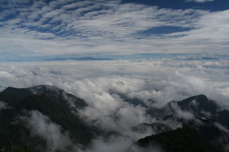 Berggipfel zwischen den allgegenwaertigen Wolken