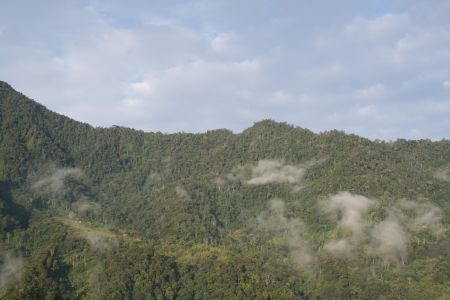Suchbild: Airstrip am gegenueberliegenden Hang - so nah und doch so fern