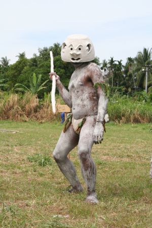 Asaro Mudman beim Posieren