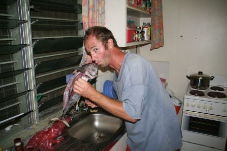 der Eingeborene bittet den Fisch vor dem Verzehr um Verzeihung