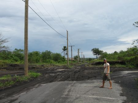 Der Asphalt ist bedeckt von vulkanischer Asche