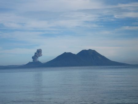 Mt. Tavurvur spuckt Asche neben den erloschenen Vulkanen Mother und Daughter