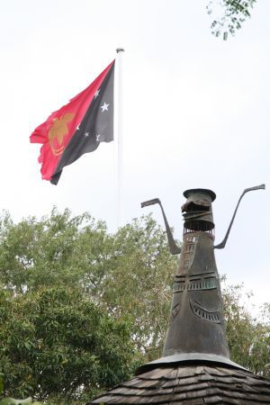 PNGs Flagge am Independent Hill, vom National Museum aus fotografiert
