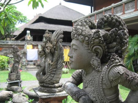 Kunstvolle Steinfiguren in Denpasar