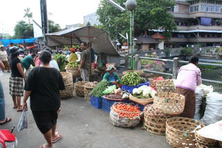 Obst und Gemuese auf der Bruecke