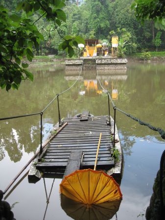 Die Faehre zum heiligen Ort am Wasser
