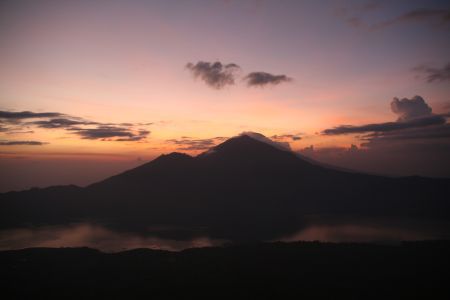 Sonnenaufgang ueber Gunung Abang und Gunung Agung