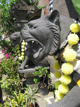 Geschmueckte Tiger an einem Hauseingang
