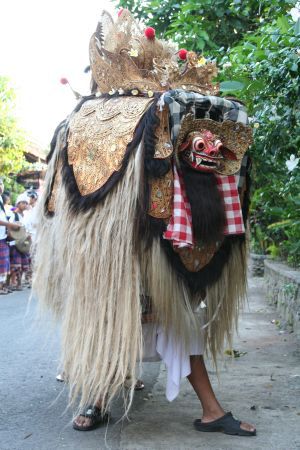 Barong mit Bubenfuessen