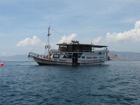 Das Land-Sea-Adventure Boot von Perama