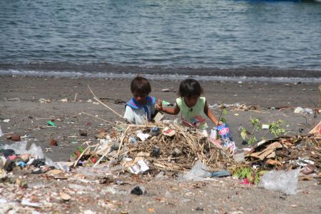 Maedchen beim Plastikrecyclen