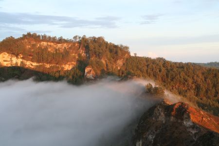 Sonnenaufgang ueberm nebelverhangenen schwarzen See