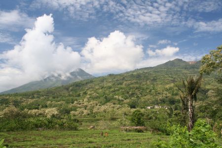 Wolken ueberm Kelimutu im Hintergrund