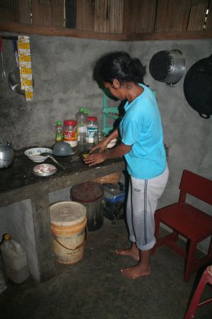 Ivon in der kleinen Kochecke