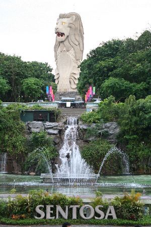 Der Merlion blickt runter auf die Buehne der grossen Abendshow