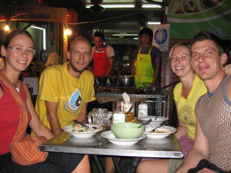 Fein essen an Bangkoks Strassenstandeln mit Ingmar und Chrisi