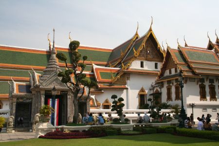 am Gelaende des wohl manikuerten Dusit Palace