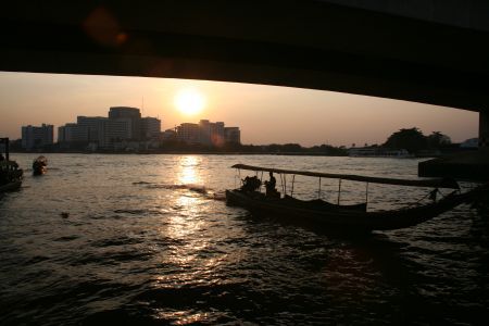 Sonnenuntergang ueberm Fluss