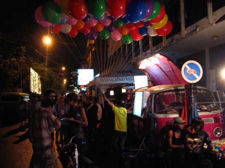Die Volkswagenbar mit Luftballonverkaeufer