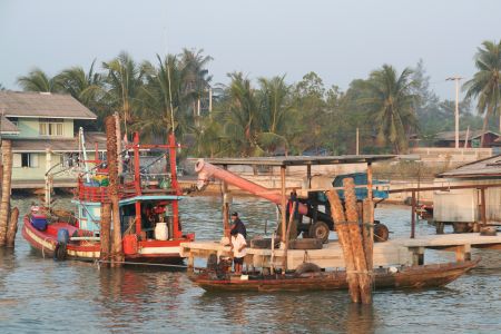 Longtails und Fischerboote am Fluss