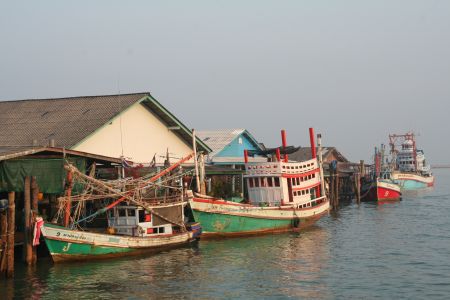 Fischerkaehne verladen die naechtlichen Fang auf den Docks
