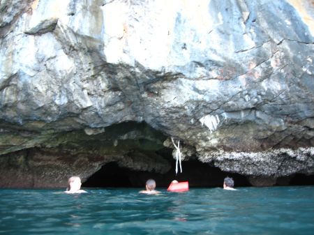 Der Eingang der Morakok Hoehle auf Koh Mook