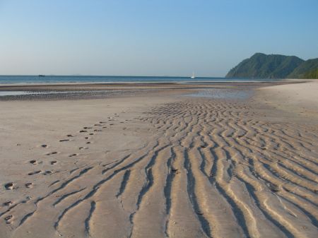 von den Wellen geformte Sandformationen