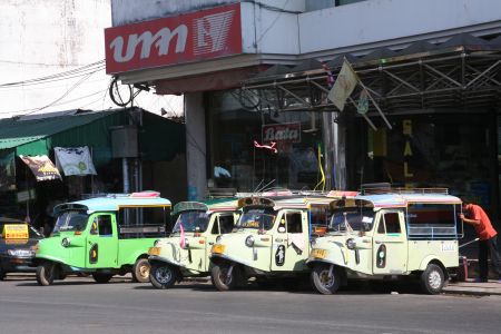 alte Tuktuks praegen das Strassenbild