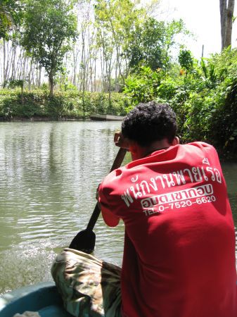 mit dem Ruderboot gehts durch den Berg